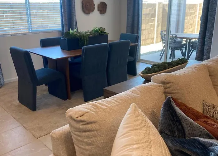 Clark's Luxury * Phoenix